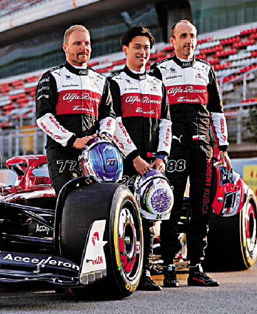 　　圖：周冠宇（中）首次出戰F1賽事。\網上圖片