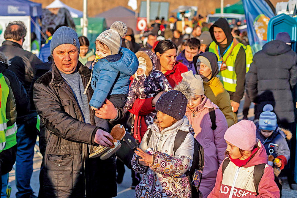 　　圖：烏克蘭難民19日進入波蘭。\法新社