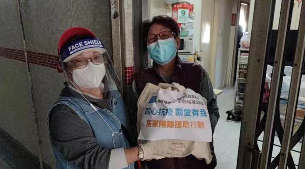 　　圖：屯門資深義工梁麗娟（左）一直堅守抗疫最前線，兩個多月不曾停歇。
