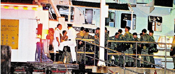 　　圖：2000年6月，喜靈洲戒毒所發生暴亂，當日大批懲教署及警察機動部隊到場增援。