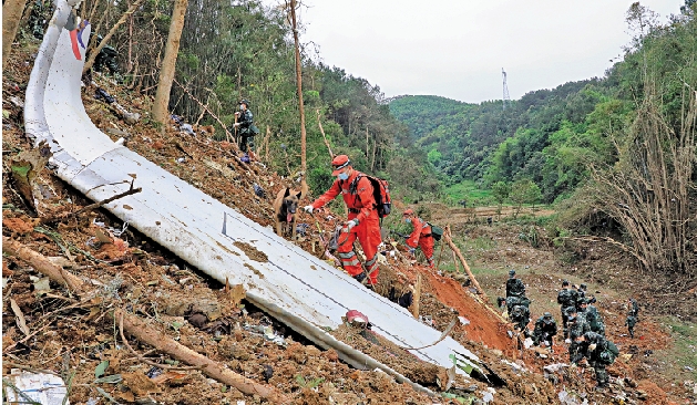 　　圖：東航MU5735航班墜機事故現場發現飛機殘骸。/新華社