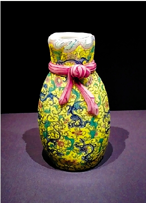 　　圖：白料加彩螭龍纏枝花卉包袱瓶。\作者供圖