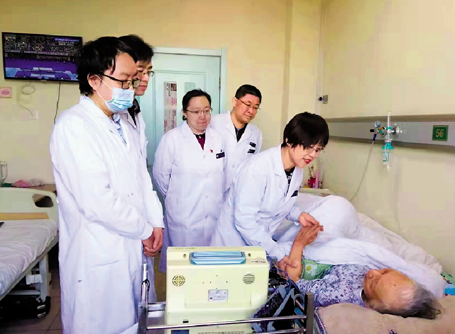 　　圖：醫生正在與病人交流，了解其病情。\受訪者供圖