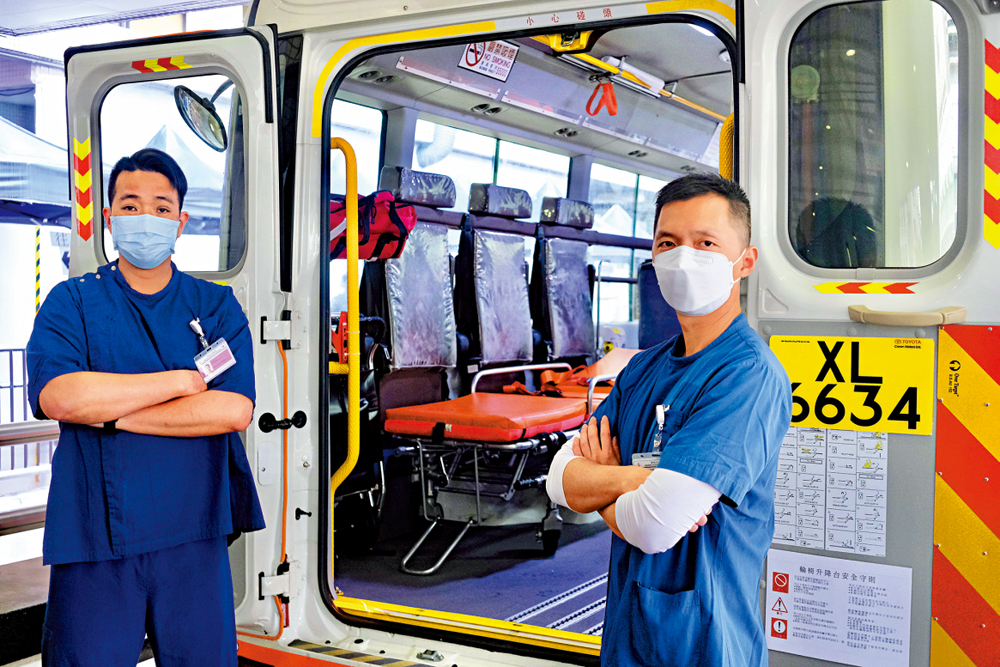 　　圖：「警察醫療特別小組」是一支由現職及退休警務人員組成的義工隊。圖為蔡清峰（右）和黃敬慈（左）。