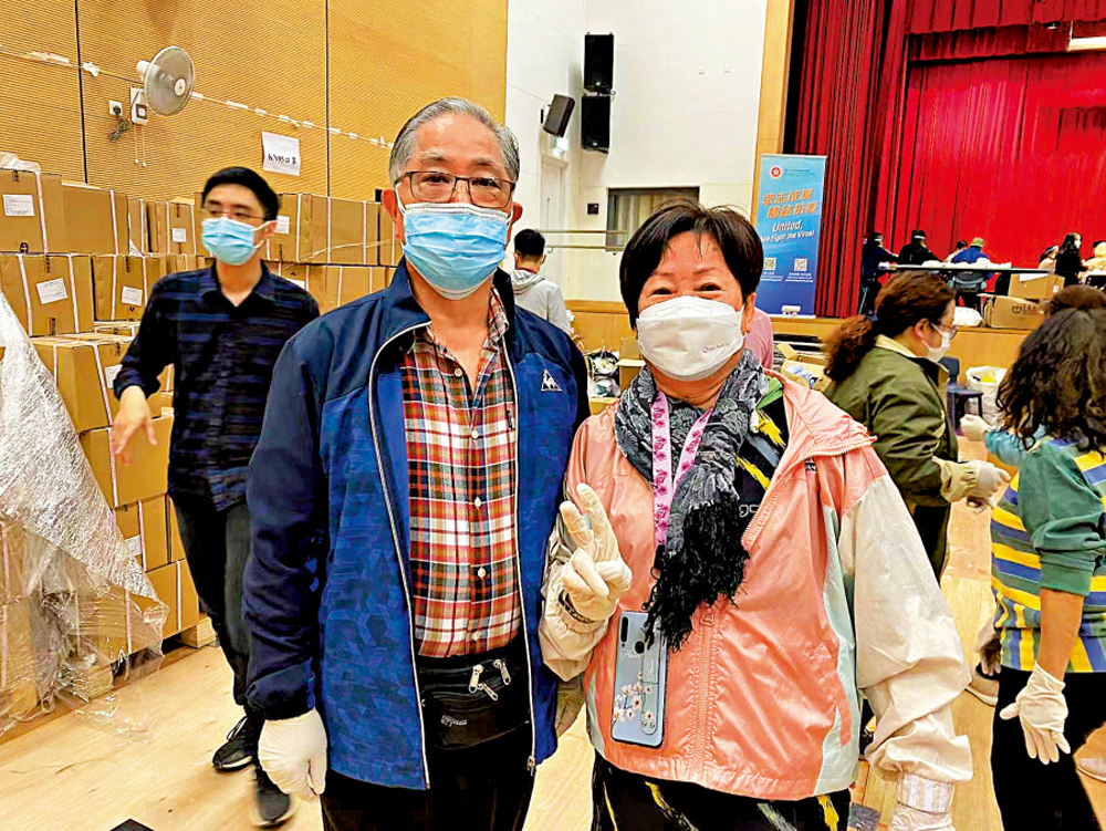 　　圖：72歲退休消防員吳伯，與妻子一同參與義工工作。