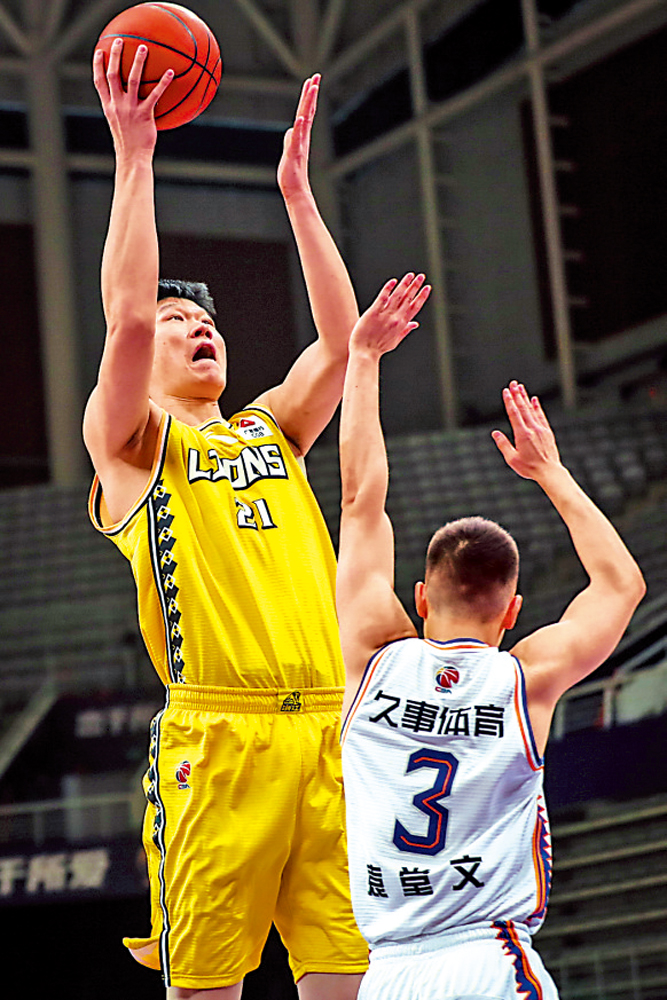 圖:浙江廣廈隊球員胡金秋(左)首次當選CBA常規賽最有價值球員。\資料圖片