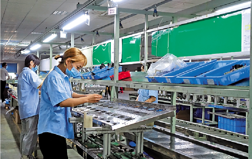 　　圖：本輪東莞疫情基本受控後，企業加快復工復產，追趕訂單進度。圖為東莞一家企業生產車間。/大公報記者盧靜怡攝
