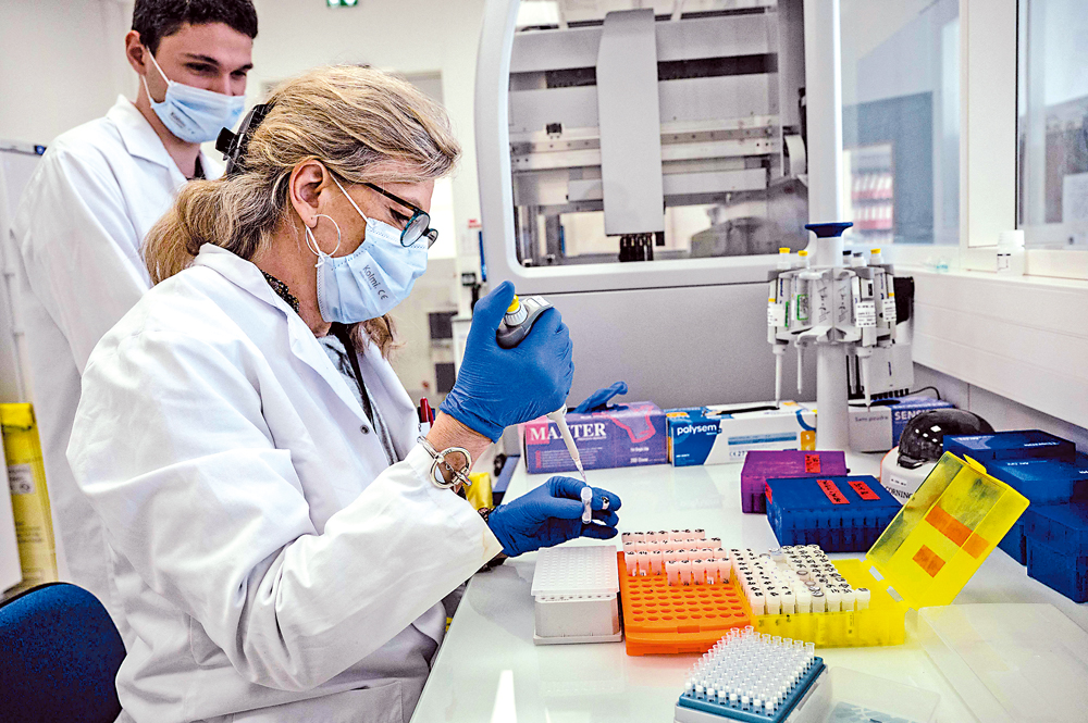 　　圖：法國研究人員2月23日進行基因組測序。\法新社