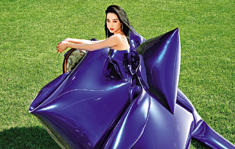 　　圖：去年內地女星迪麗熱巴為《NYLON》8月刊拍攝照片時，「穿上」了虛擬時裝屋Tribute Brand售價120美元的藍色蝴蝶結裙子。\網絡圖片