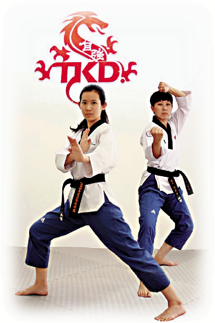 　　圖：台灣妹子陳燕亭（右）和張雅雯在福州創業，開設跆拳道館。\大公報記者蘇榕蓉攝