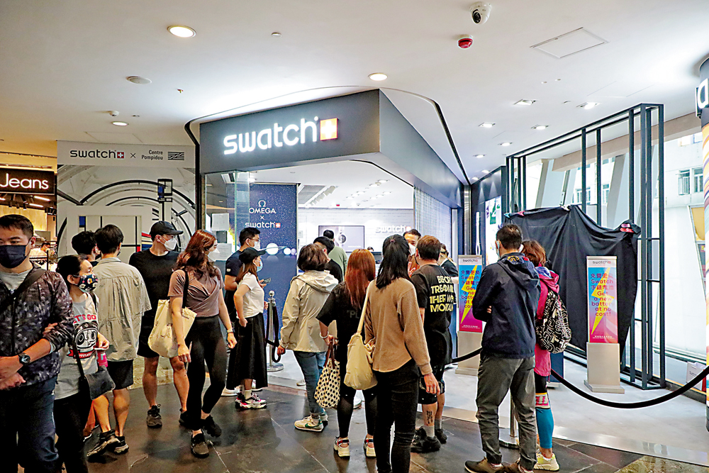 　　圖：OMEGA與SWATCH推出聯名手錶，在香港開賣當天吸引不少人排隊購買。