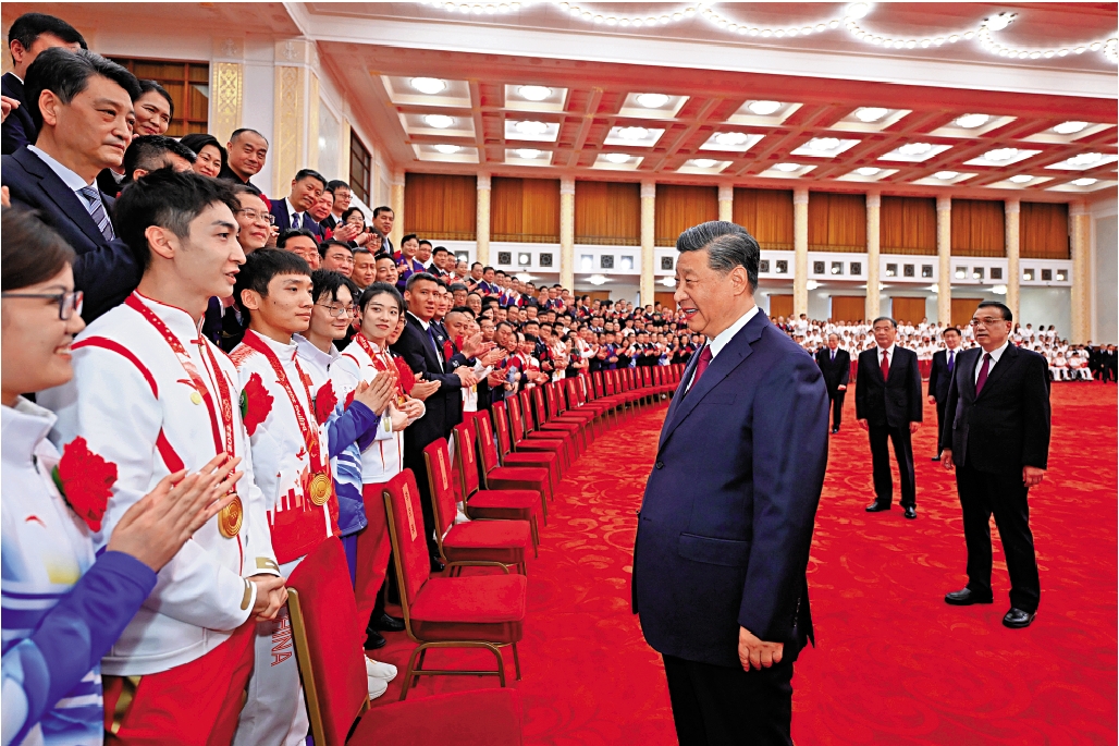 圖:4月8日,北京冬奧會、冬殘奧會總結表彰大會在北京人民大會堂隆重舉行。會前,習近平等會見北京冬奧會、冬殘奧會突出貢獻集體代表、突出貢獻個人和中國體育代表團成員。/新華社