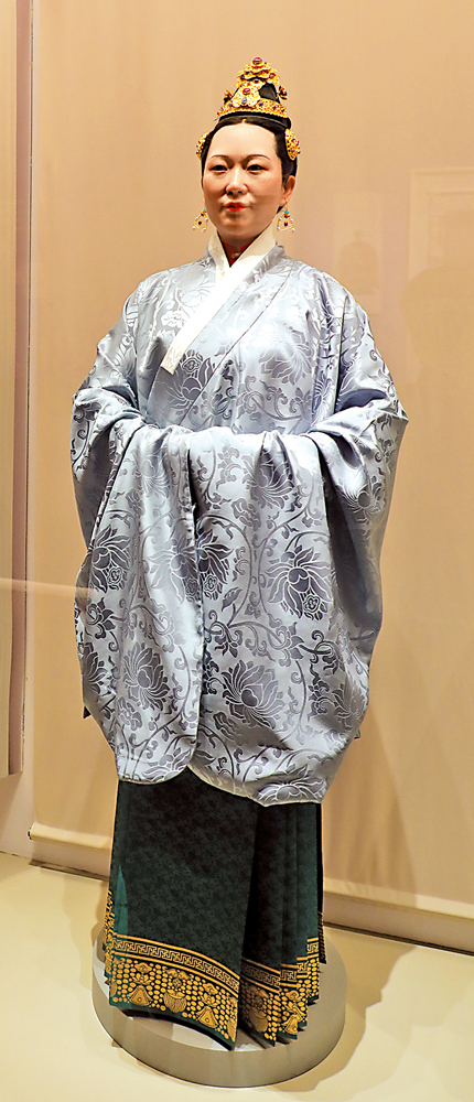 　　圖：中國國家博物館參照浙江嘉興王店明墓等嘉靖、萬曆前後出土首飾服裝實物及明代畫像、文獻復原的明中期女性裝扮，包括?髻頭面、襖、裙等。圖出自國博「中國古代服飾文化展」。