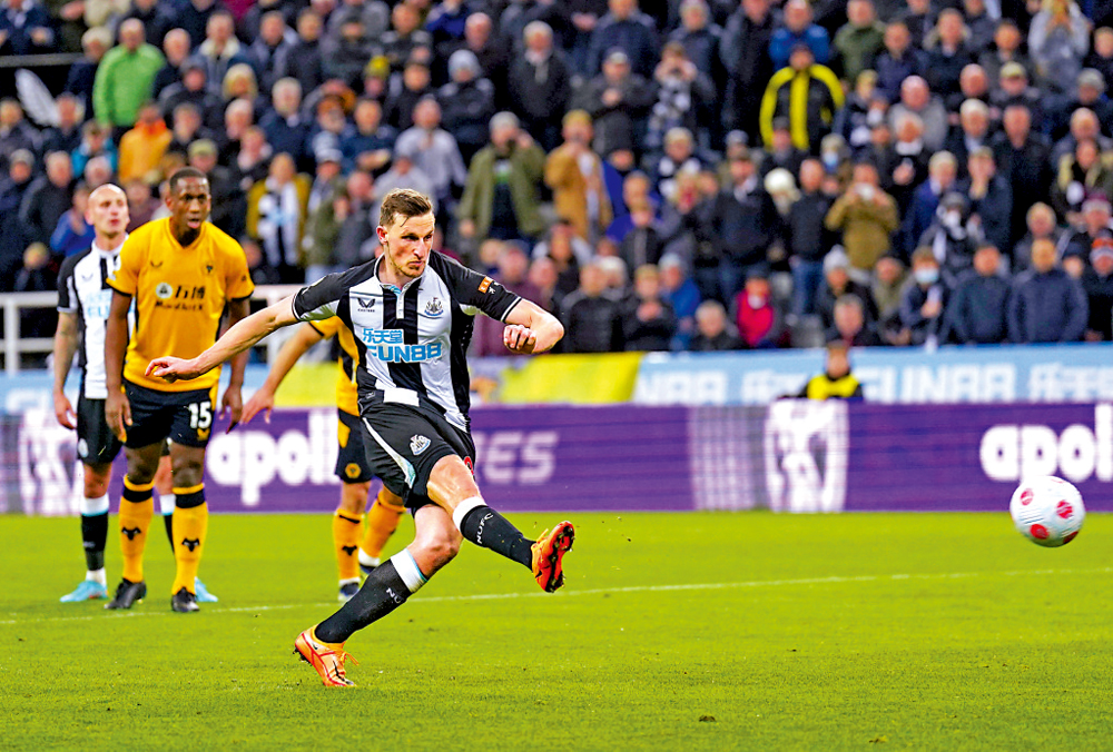 　　圖：紐卡素憑基斯活特（右）入球，小勝狼隊。\美聯社