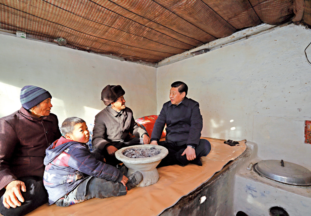 　　圖：2012年12月30日，習近平總書記坐在河北省阜平縣龍泉關鎮駱駝灣村困難群眾唐榮斌家炕上，詳細詢問他們一年下來有多少收入，糧食夠不夠吃，過冬的棉被有沒有，取暖的煤炭夠不夠，小孩上學遠不遠，看病方便不方便。\新華社