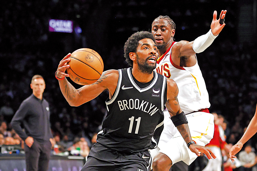 　　圖：籃網的艾榮（左）領軍晉級季後賽。\法新社