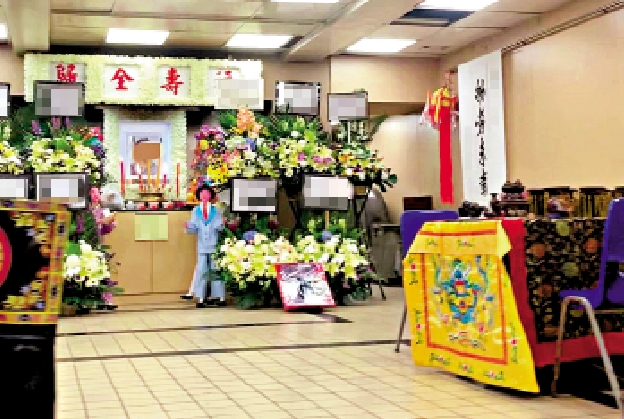 　　圖：記者走訪紅磡區多間殯儀館，發現有部分靈寢室氣氛冷清。