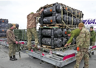 　　圖：2月11日，美國提供的部分「標槍」導彈運抵基輔。\美聯社