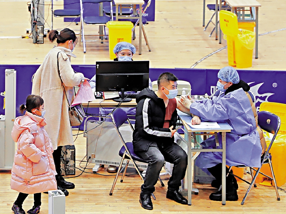 　　圖：內地三款Omicron疫苗日前啟動在港臨床試驗。圖為寧夏銀川市民在接種點接種新冠疫苗第三針加強針。/中新社