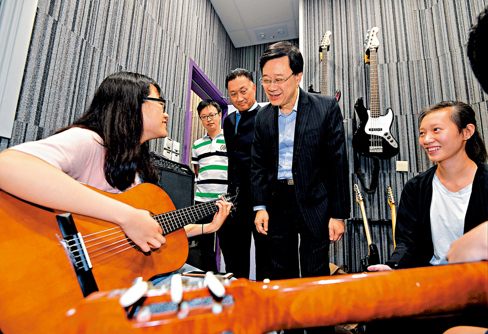 　　圖：李家超當年到訪循道衛理觀塘社會服務處牛頭角青少年綜合服務中心，主動走入Band房與到訪中心的青少年交談。