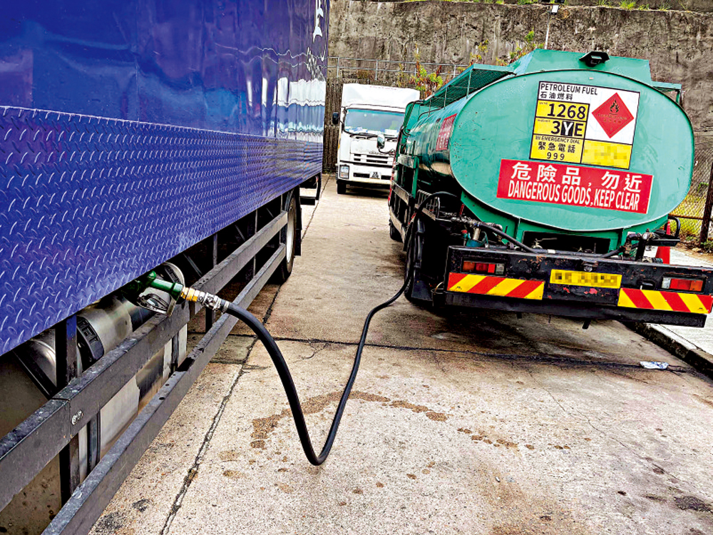 　　圖：消防處聯同警方及海關展開打擊非法加油活動，圖為涉及非法加油活動的油缸車（右）。