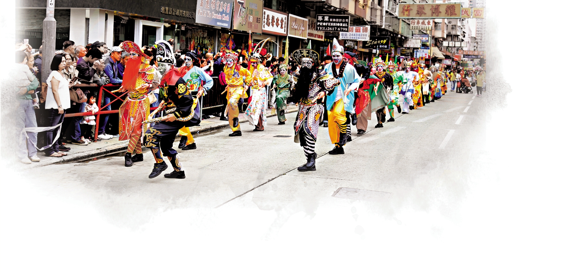 　　圖：疫情前的英歌舞巡遊表演，吸引大批街坊沿街圍觀。