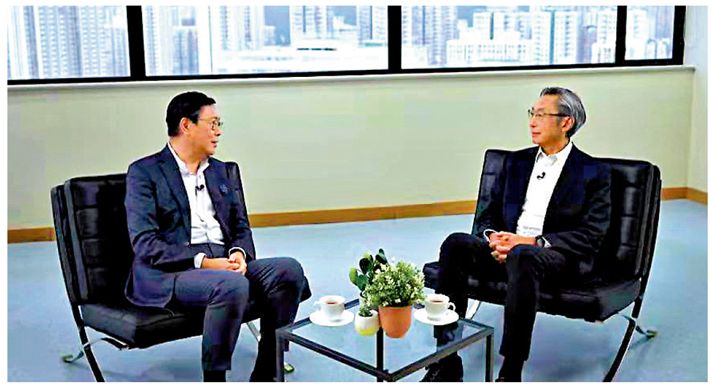 　　圖：馬時亨（左）在電視清談節目訪問偉易達創辦人黃子欣（右）。