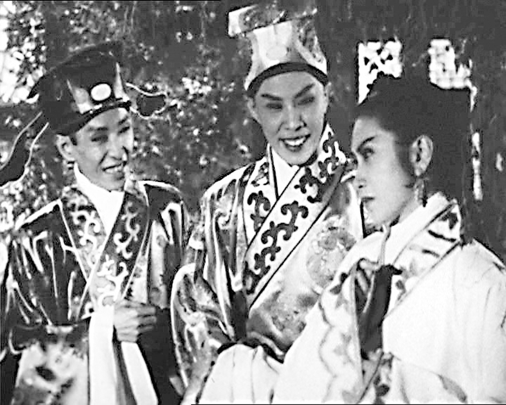 　　圖：一九五六年粵劇電影《杜十娘怒沉百寶箱》由白雪仙、新馬師曾、任劍輝主演。\圖源：香港電影資料館