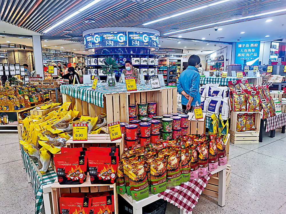 　　圖：4月25日，北京超市內糧油、螺螄粉等食品擺滿貨架。\大公報記者張帥攝