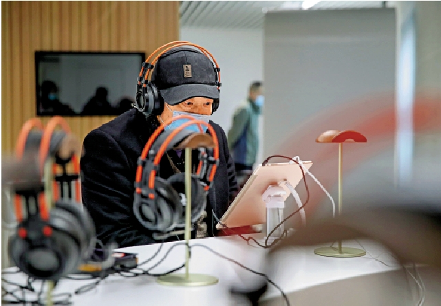 　　圖：市民在貴州省圖書館北館閱讀電子書。/中新社