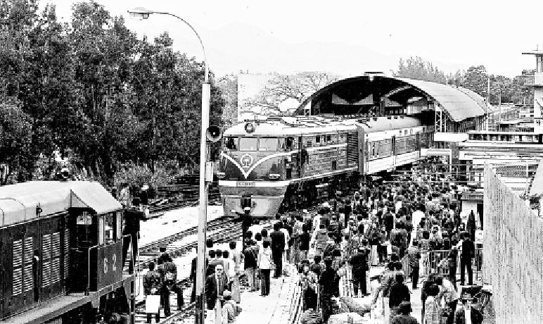 　　圖：廣九鐵路1911年全線通車，然而歷經抗日戰爭、解放戰爭幾經中斷，1979年4月4日廣九直通車恢復通行。圖為首班駛過羅湖橋的直通車。\網絡圖片