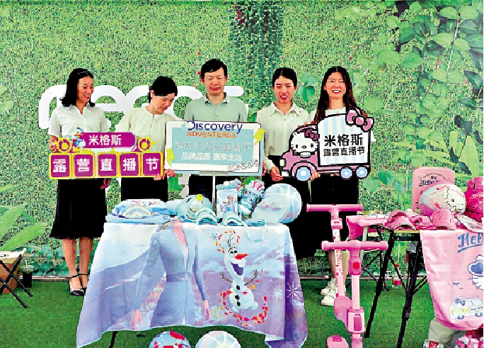 　　圖：不少年輕人在天台參加港企舉辦的露營直播節。\受訪者供圖