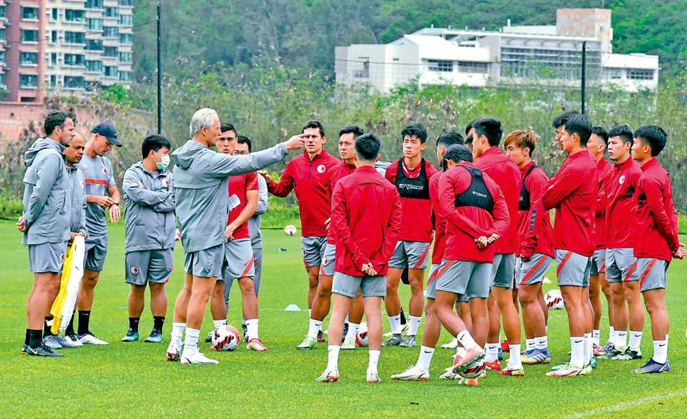 　　圖：香港足球代表隊主教練安達臣（前左）昨指導球員訓練。\新華社