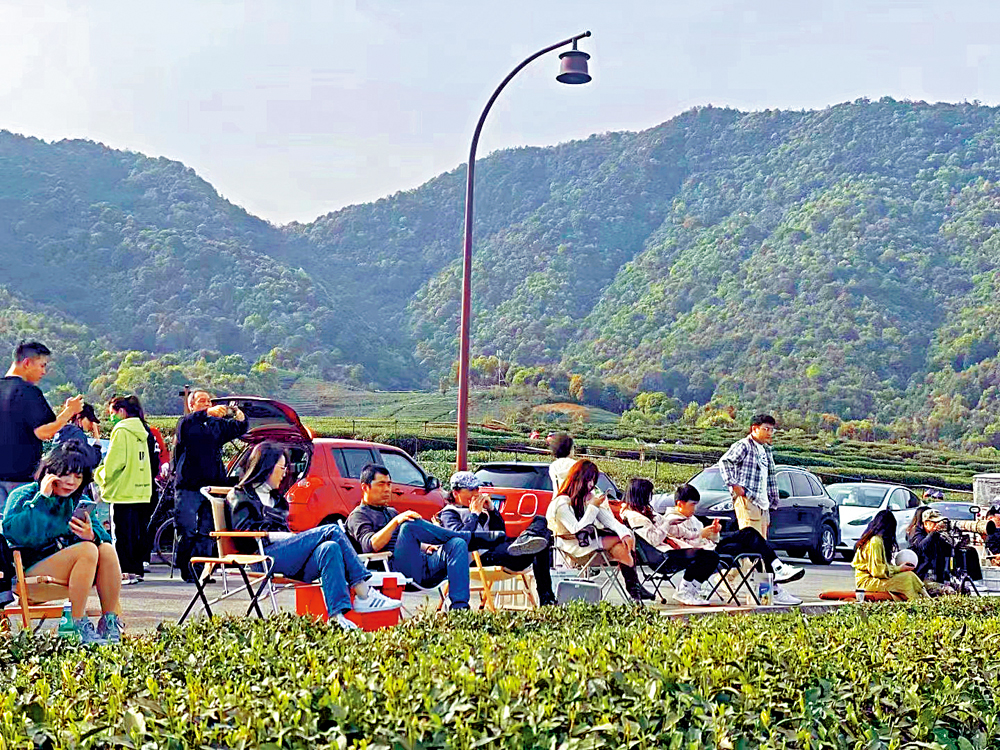 　　圖：龍塢茶園裏的遊客們悠閒地喝着咖啡。\大公報記者俞晝攝