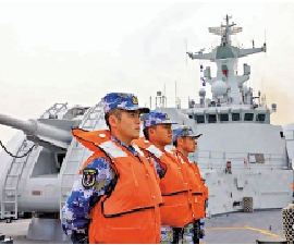 圖:護衛艦支隊官兵在甲板上準備訓練。