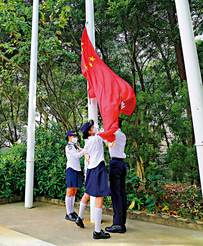 　　圖：香港教育工作者聯會黃楚標中學學生升旗隊，於昨早8時在學校操場舉行升旗儀式。