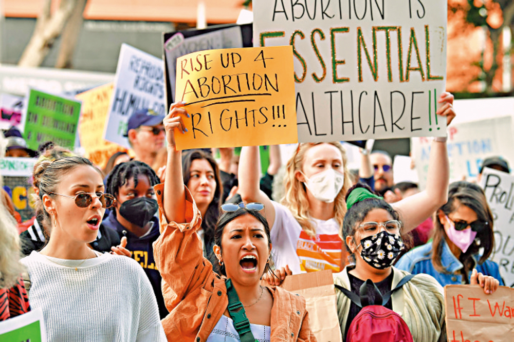 　　圖：支持墮胎權的示威者3日在洛杉磯舉行集會。\法新社