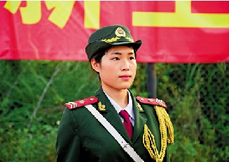 　　圖：曾擔任暨南大學國旗護衛隊護旗手的港生楊瑩婷，每次穿上軍裝，她都站得筆挺，眼神堅定。/受訪者供圖