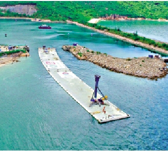 　　圖：沉管隧道預製組件23000噸重，在工場內建成後借助海水將其浮起，再拖至維港沉放於海床坑道。