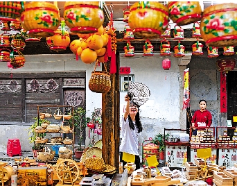 　　圖：潮州市龍湖古寨一商戶擺放的潮汕竹編花籃吸引遊客。/中新社