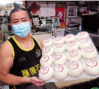 　　圖：長洲名店「郭錦記餅店」的郭錦華師傅表示，餅店多年堅持售賣傳統口味的平安包。\大公報記者黃洋港攝