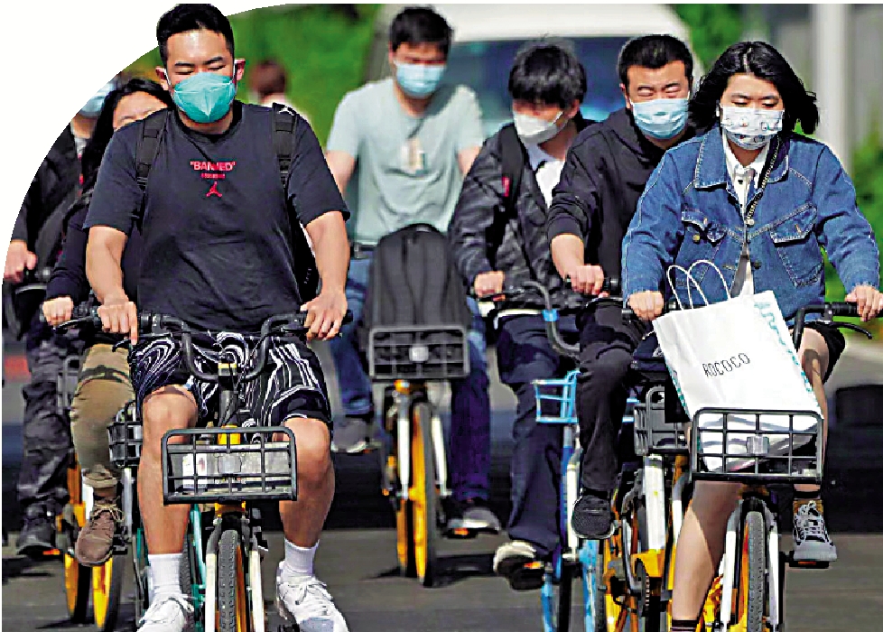 　　圖：根據疫情防控需要，北京部分地鐵站出入口封閉。五一小長假後首個工作日，共享單車成為市民出行工具的重要補充。\網絡圖片