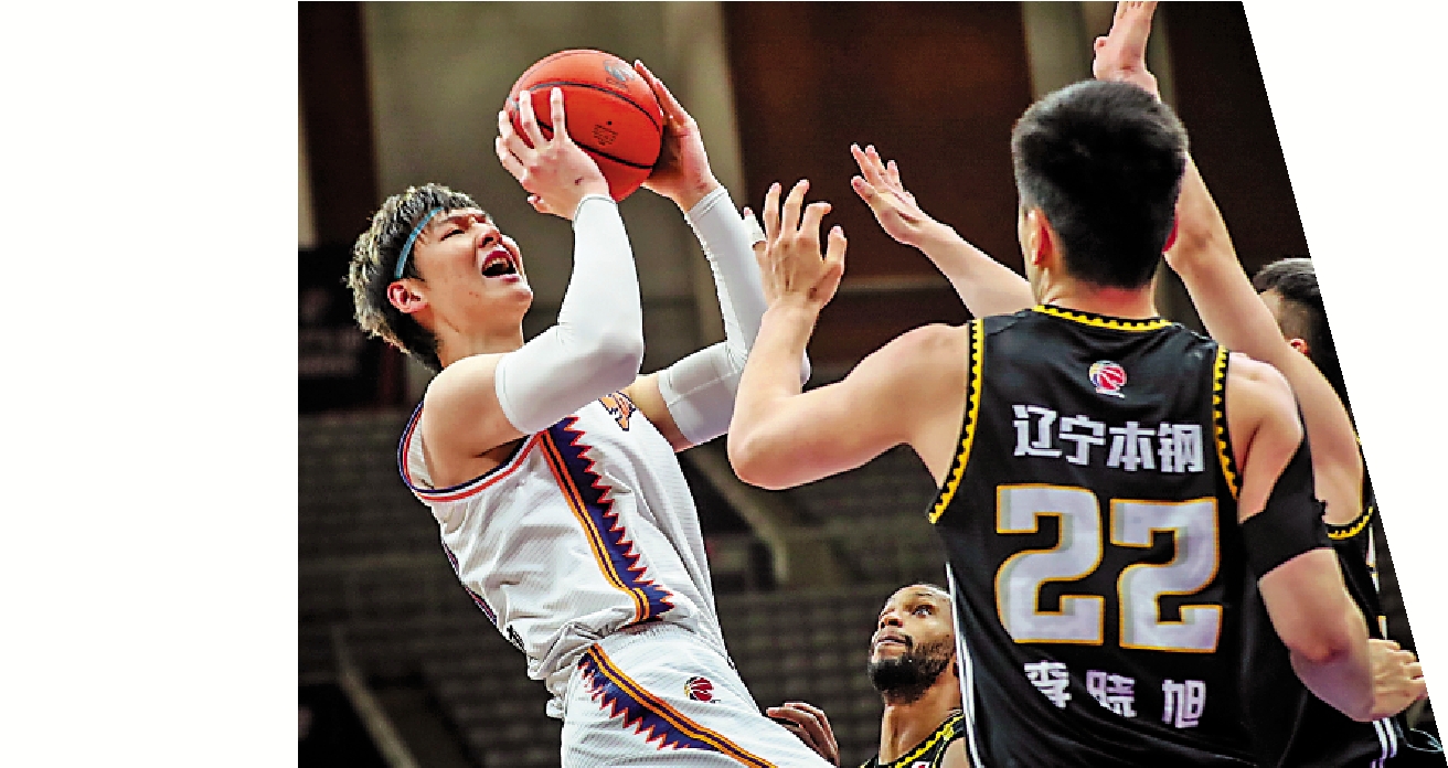 　　圖：王哲林（左）協助上海男籃再度躋身CBA季後賽4強。\資料圖片