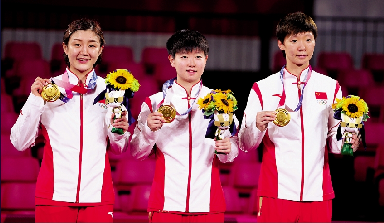 　　圖：陳夢（左）、孫穎莎（中）和王曼昱在東京奧運會乒乓球女子團體賽獲冠。