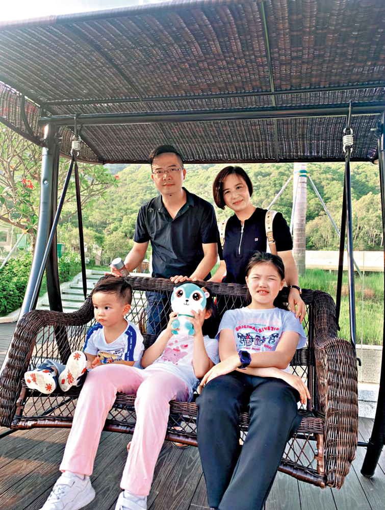 　　圖：Yoyo（後排右一）一家五口其樂融融。\受訪者供圖