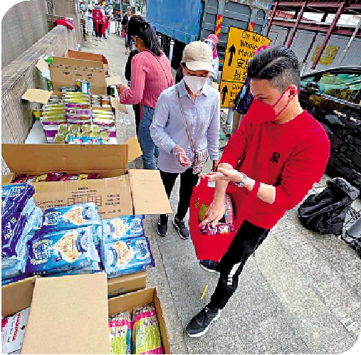 　　圖：鍾浩文親自駕車將物資送到偏遠地區。