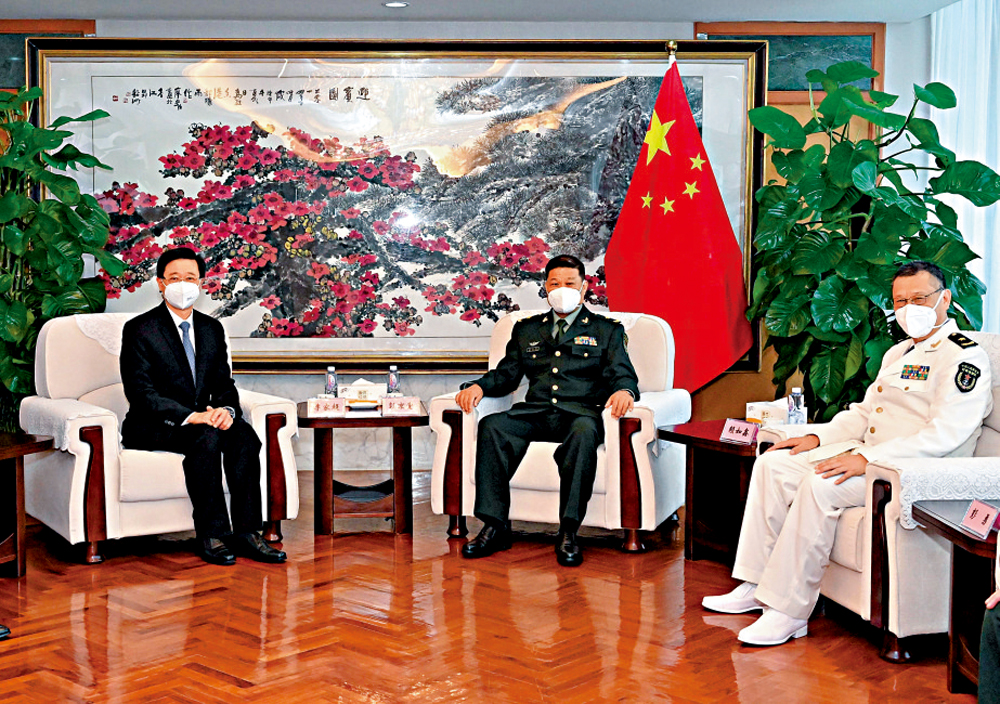 　　圖：李家超昨日與駐港部隊司令員彭京堂少將（中）及政委賴如鑫海軍少將（右）會面。