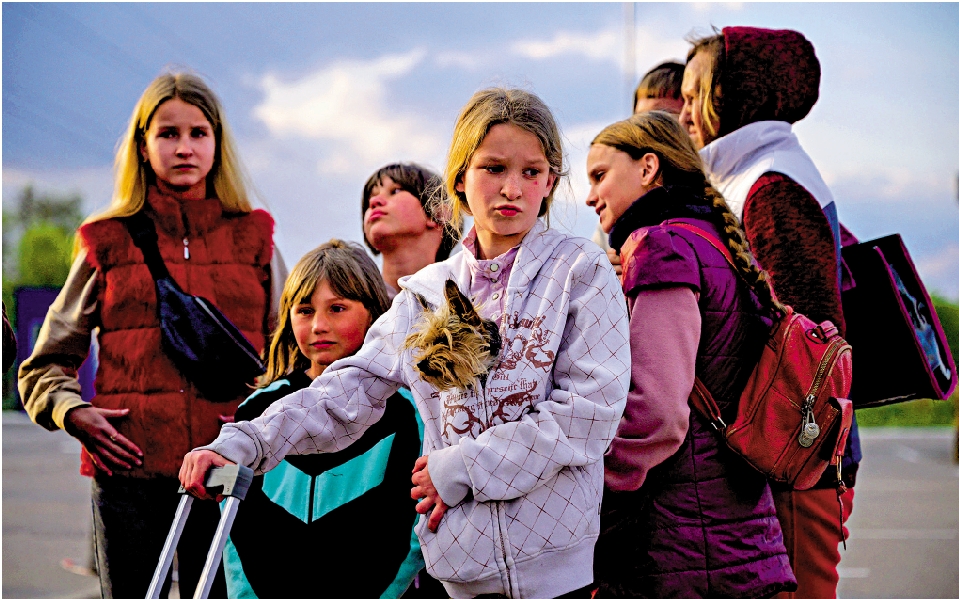 　　圖：從烏克蘭逃出的難民多數為婦女及兒童，有不法分子趁虛而入。\法新社