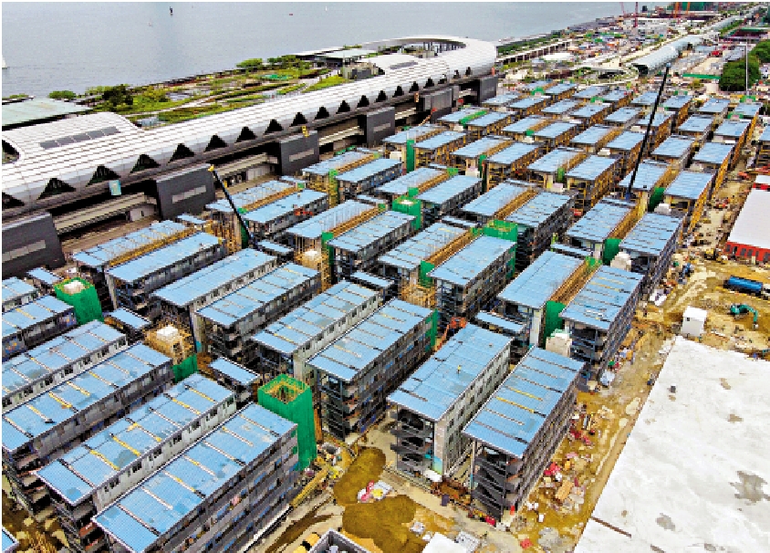 　　圖：4月30日，中央援港的啟德社區隔離治療設施正在施工中，大量方艙拔地而起。\中通社