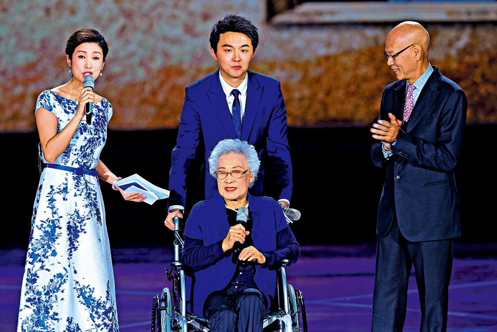 　　圖：2017年，第七屆北京國際電影節向著名電影表演藝術家秦怡（前）致敬。\新華社